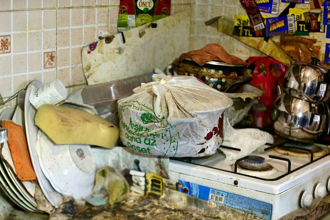 Kamyonlar yetmedi: Çöp partisi sona erdi! Apartmandan çıkanlar hayrete düşürdü 21